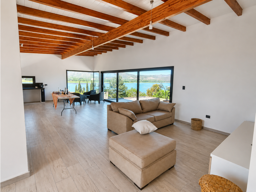 CASA DE CATEGORÍA CON VISTA PANORÁMICA AL LAGO SAN ROQUE - 3