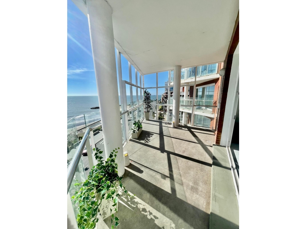 VENTA SEMIPISO 3 AMBIENTES CON COCHERA Y BAULERA FRENTE AL MAR VARESE