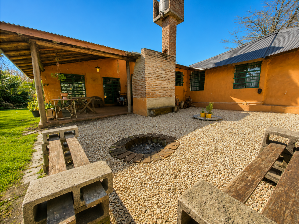 VENTA CASA - CHALET 4 AMBIENTES EN BARRIO EL TEJADO