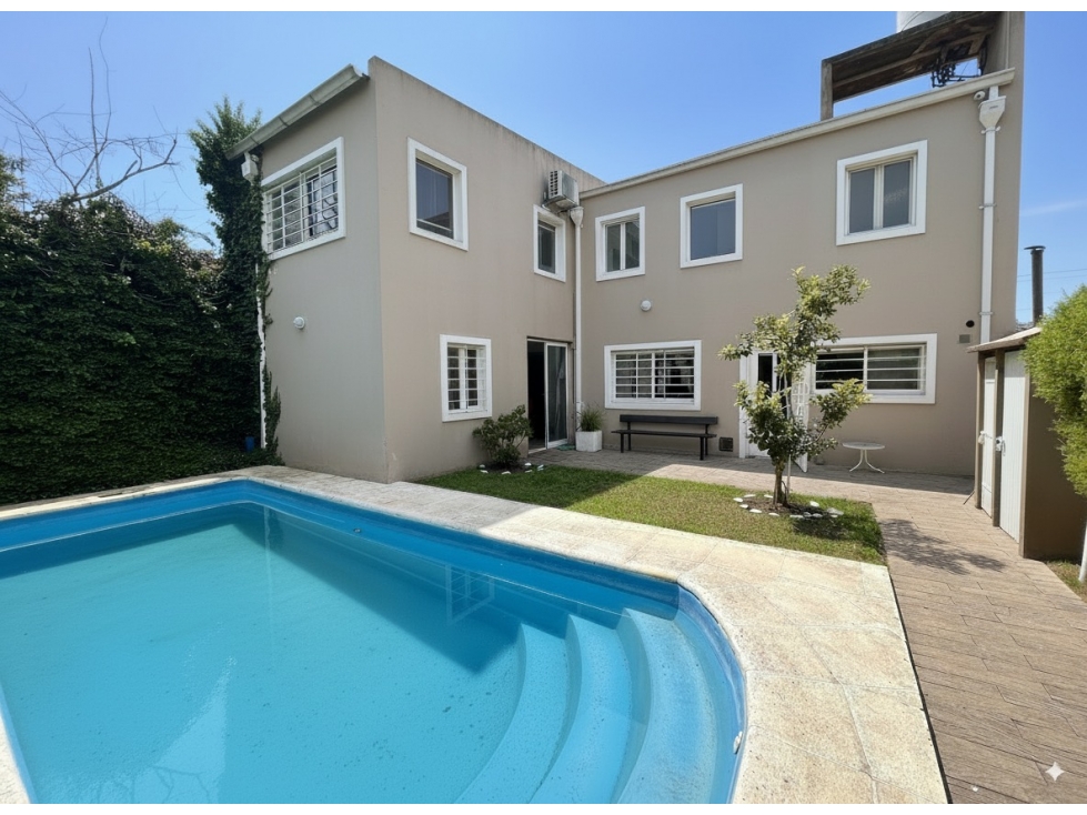 VENTA CASA 4 AMBIENTES CON PILETA EN BARRIO CAISAMAR