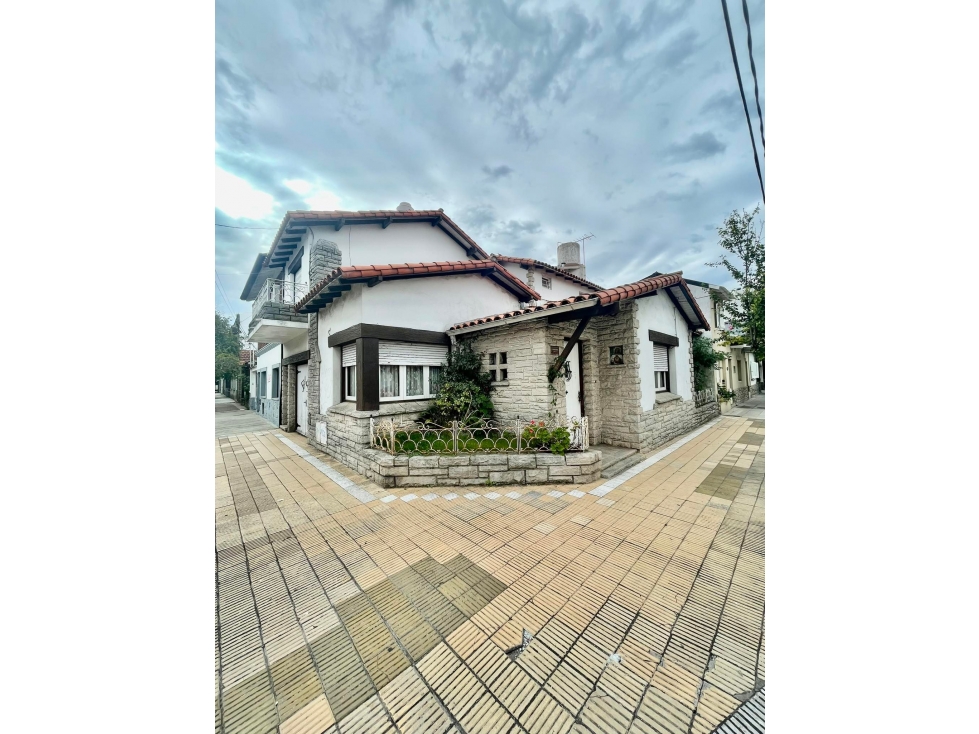 VENTA CHALET CON DEPARTAMENTO EN ESQUINA ZONA MACROCENTRO
