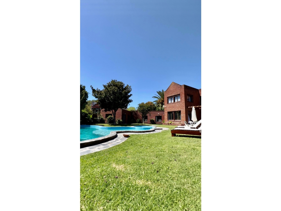 ALQUILER RESIDENCIA DE CATEGORIA EN BARRIO LOS TRONCOS - 1
