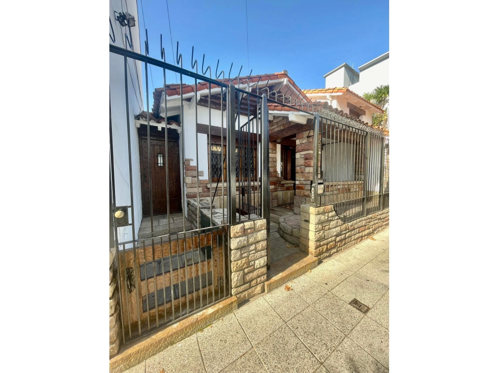 VENTA IMPECABLE CHALET Y DTO SOBRE LOTE DE 450m2 A METROS DE AV COLON — foto 3