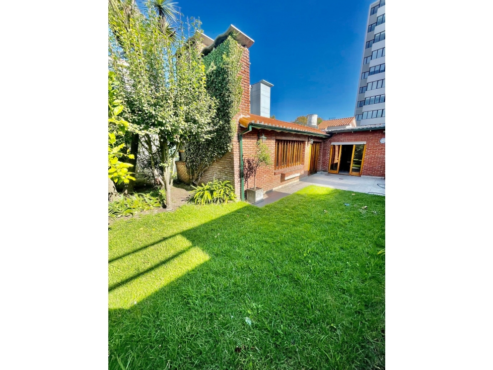 VENTA IMPECABLE CHALET Y DTO SOBRE LOTE DE 450m2 A METROS DE AV COLON