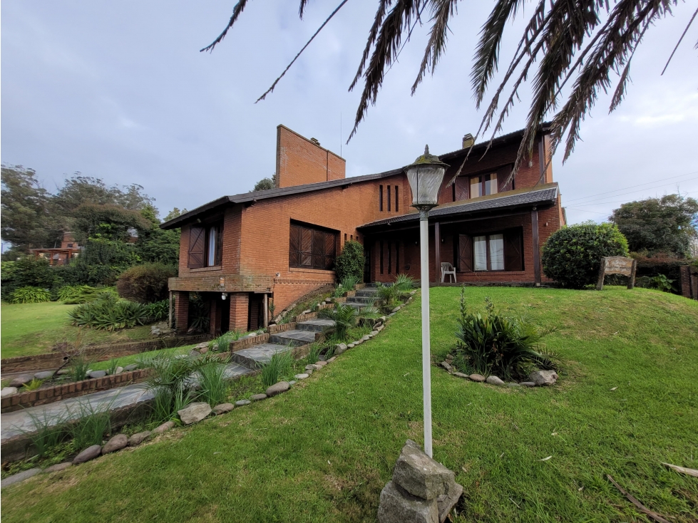 VENTA CHALET SOBRE LOTE 838m2 EN BARRIO COLINAS DE PERALTA RAMOS - 1