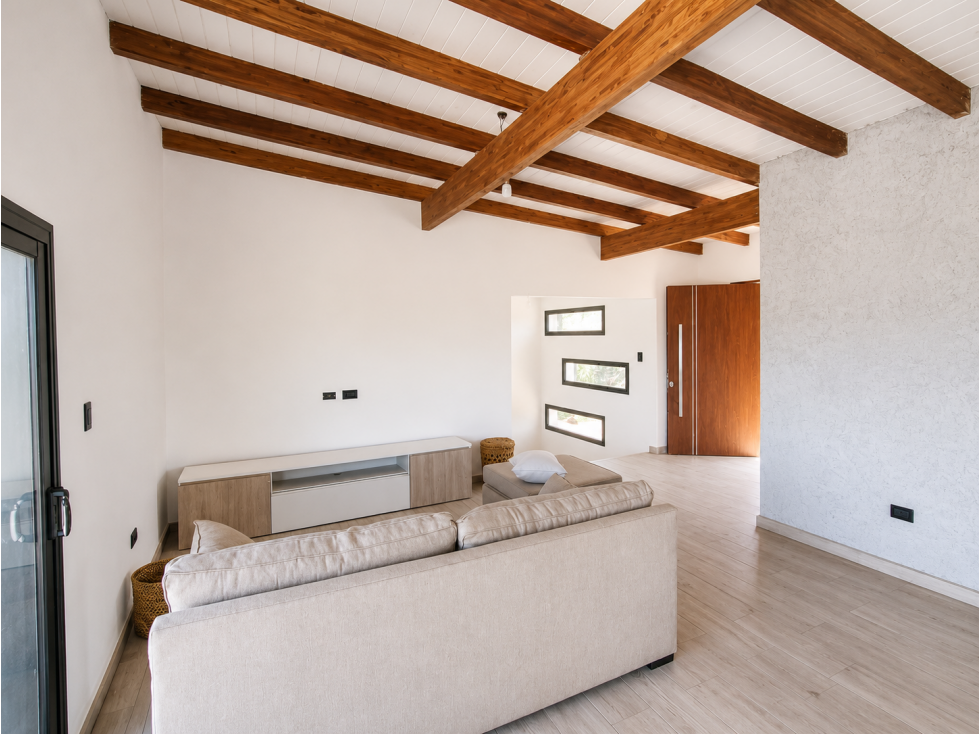 CASA DE CATEGORÍA CON VISTA PANORÁMICA AL LAGO SAN ROQUE - 4