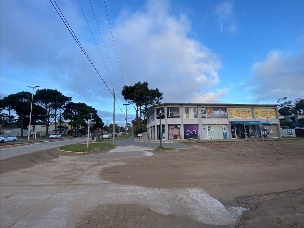 Bloque 6 locales comerciales Pinamar, Mar de Ostende, esquina avenida - 2