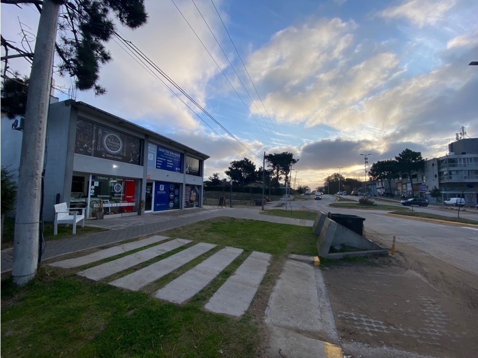 Bloque 6 locales comerciales Pinamar, Mar de Ostende, esquina avenida - 5