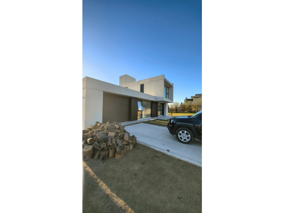 SE VENDE CASA 3 DORMITORIOS EN CARLOS PAZ GOLF - 2
