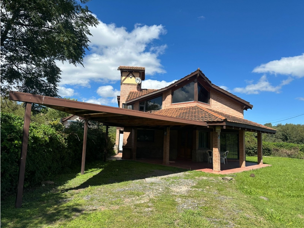 CHALET DE HERMOSO Y CALIDO DISEÑO