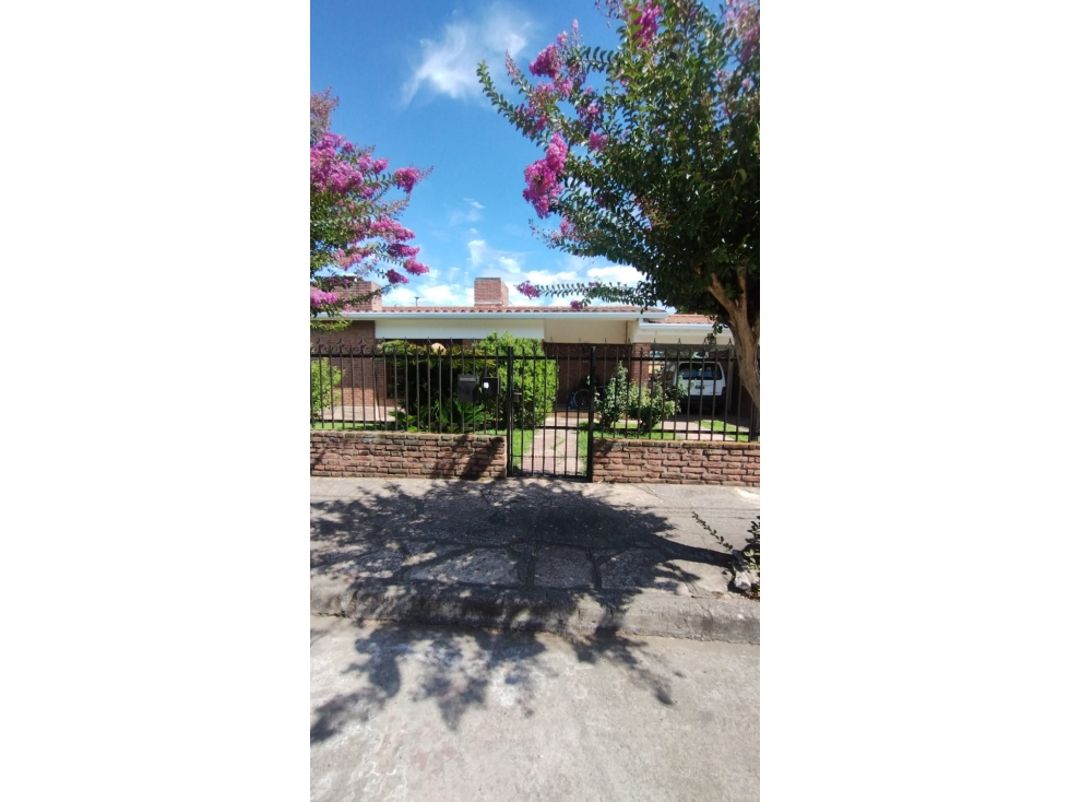 SE VENDE CASA 3 DORMITORIOS EN BARRIO LA CUESTA