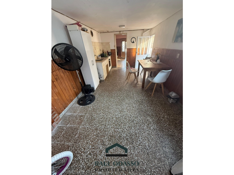 Casa con galpón sobre avenida — foto 3