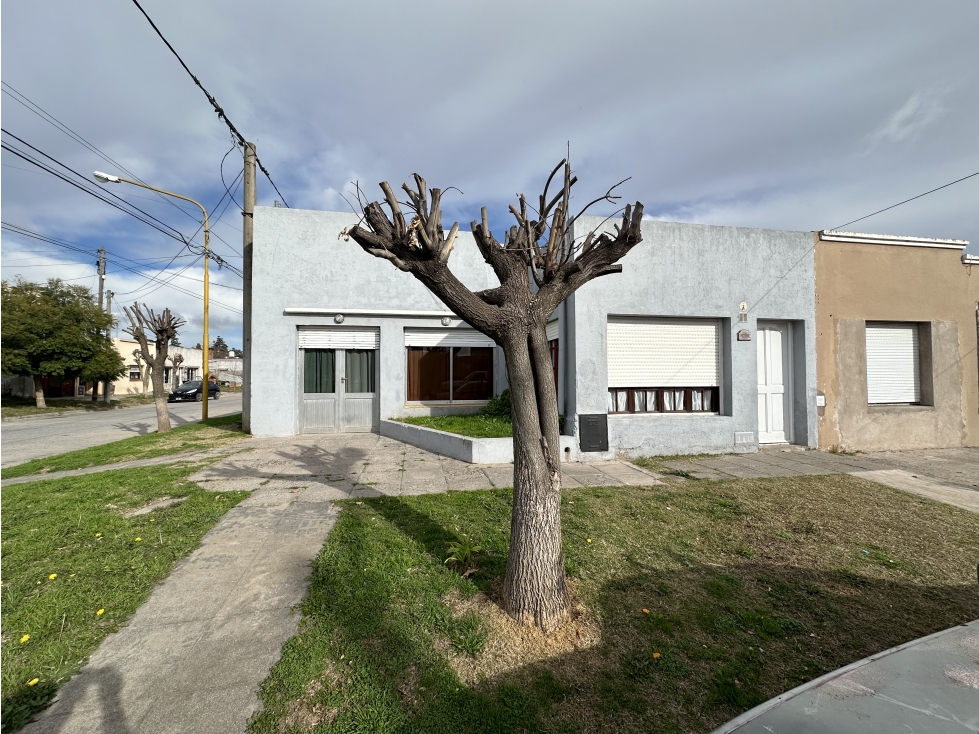 Casa con salón comercial - 1