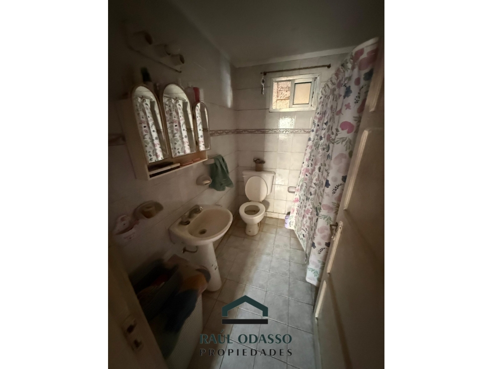 Casa con galpón sobre avenida — foto 6