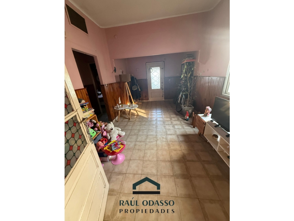 Casa con galpón sobre avenida — foto 5