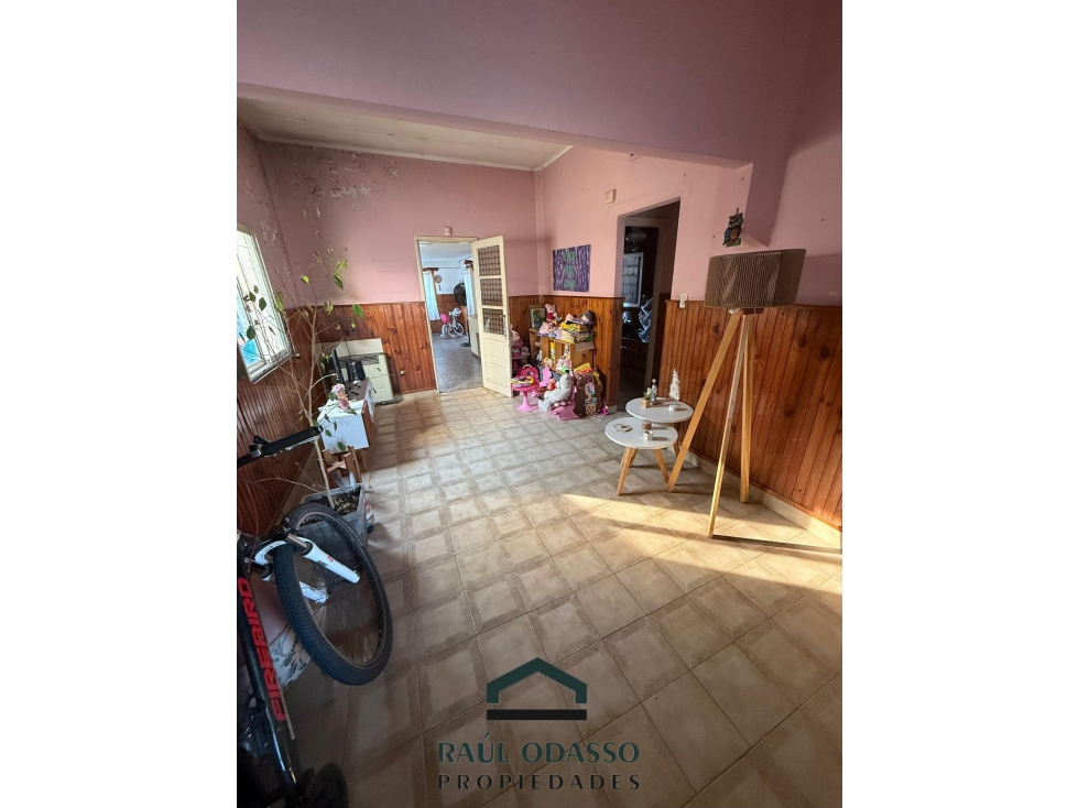 Casa con galpón sobre avenida — foto 4