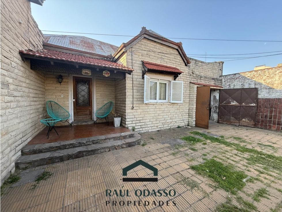 Casa con galpón sobre avenida — foto 2