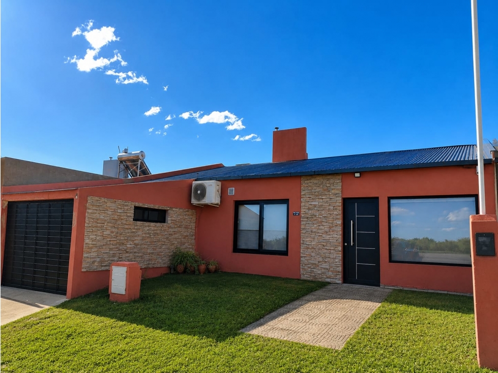 Vendo Casa Con Dos Dor y Pileta en Caseros, Entre Ríos. - 1
