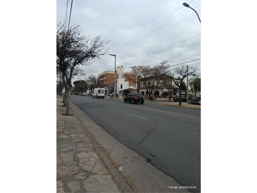 VENDO local comercial sobre avenida principal - 3