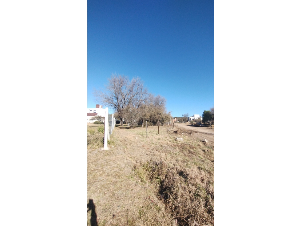 Terreno en venta en Tanti, barrio Keoken, esquina, serv. y Escritura - 2