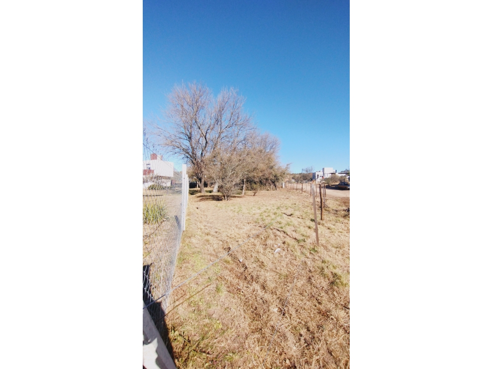 Terreno en venta en Tanti, barrio Keoken, esquina, serv. y Escritura - 3