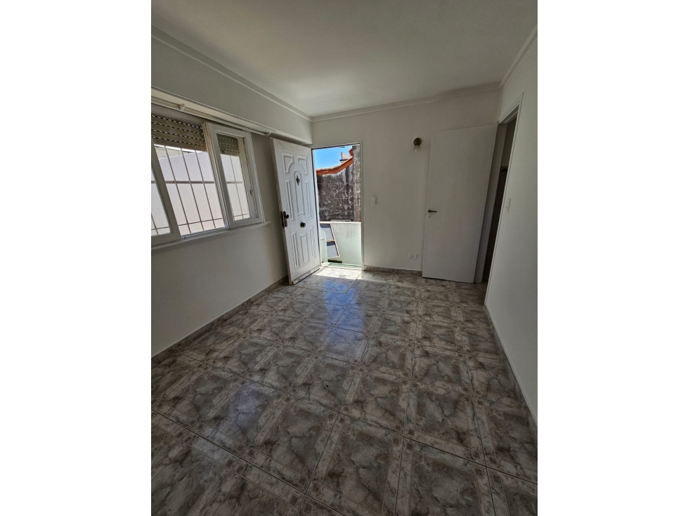 VENTA PH 2 AMB. A LA CALLE, C/PATIO. PRIMER PISO X ESCALERA