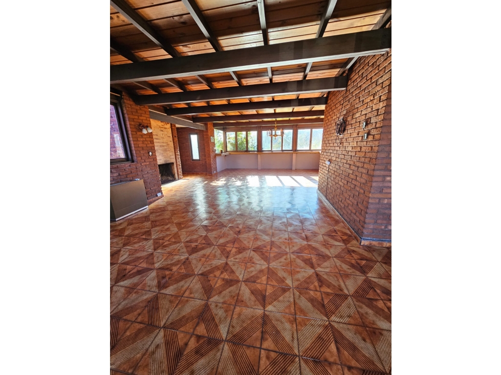 VENTA Chalet 6 Amb. Garage, parque y quincho — foto 2