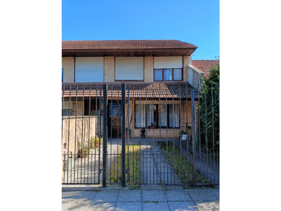 MOGOTES; DUPLEX MUY AMPLIO CON JARDIN