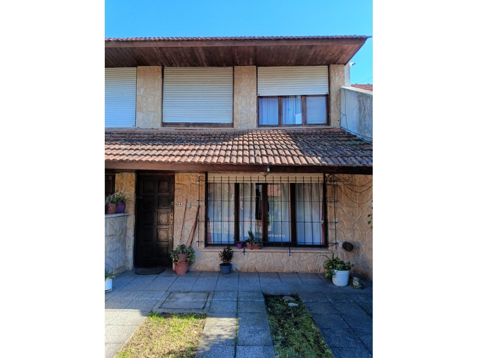 MOGOTES; DUPLEX MUY AMPLIO CON JARDIN — foto 2