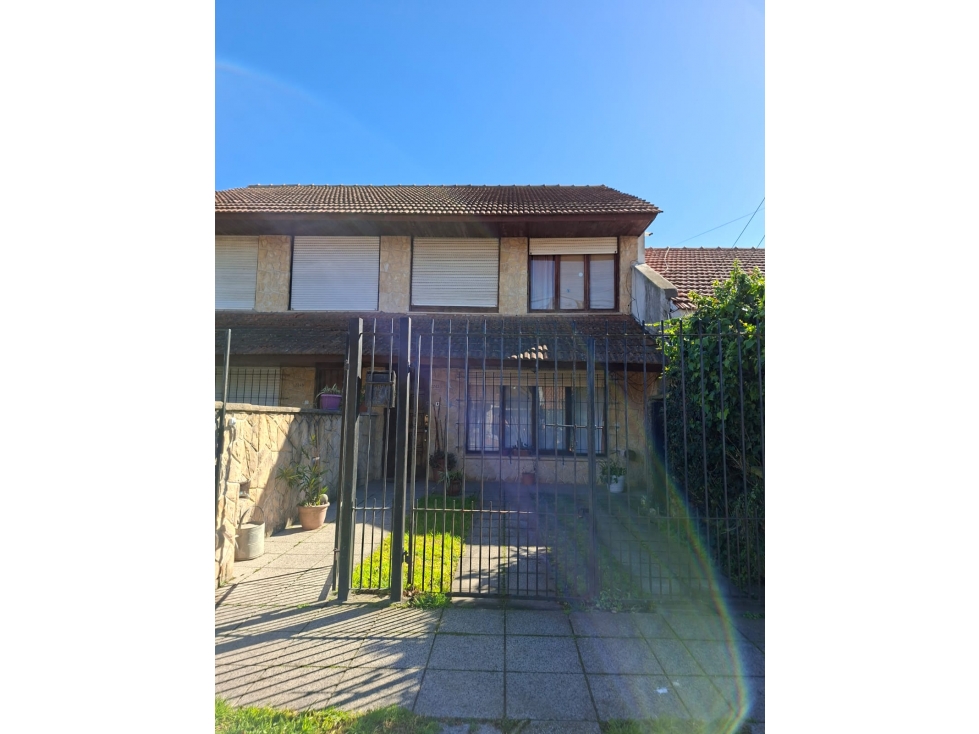 MOGOTES; DUPLEX MUY AMPLIO CON JARDIN — foto 3