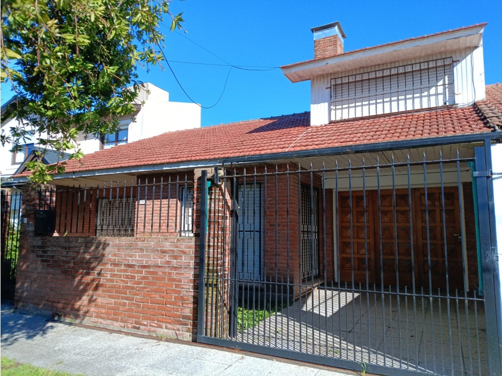 MOGOTES ; AMPLIO CHALET DE EXCELENTE CONSTRUCCION.