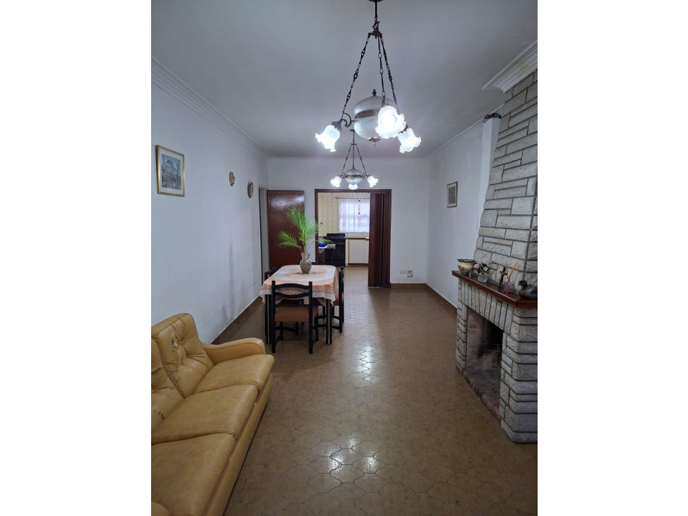 MOGOTES ; AMPLIO CHALET DE EXCELENTE CONSTRUCCION. — foto 4