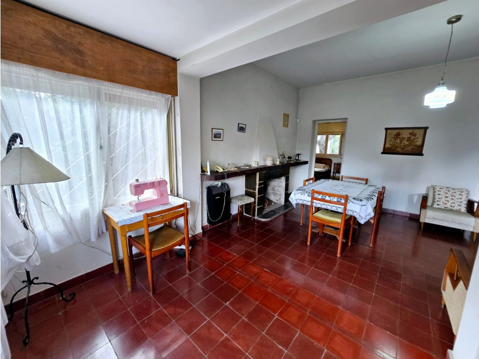 CASA + DEPARTAMENTO CON GRAN TERRENO - Barrio Miguel Muñoz