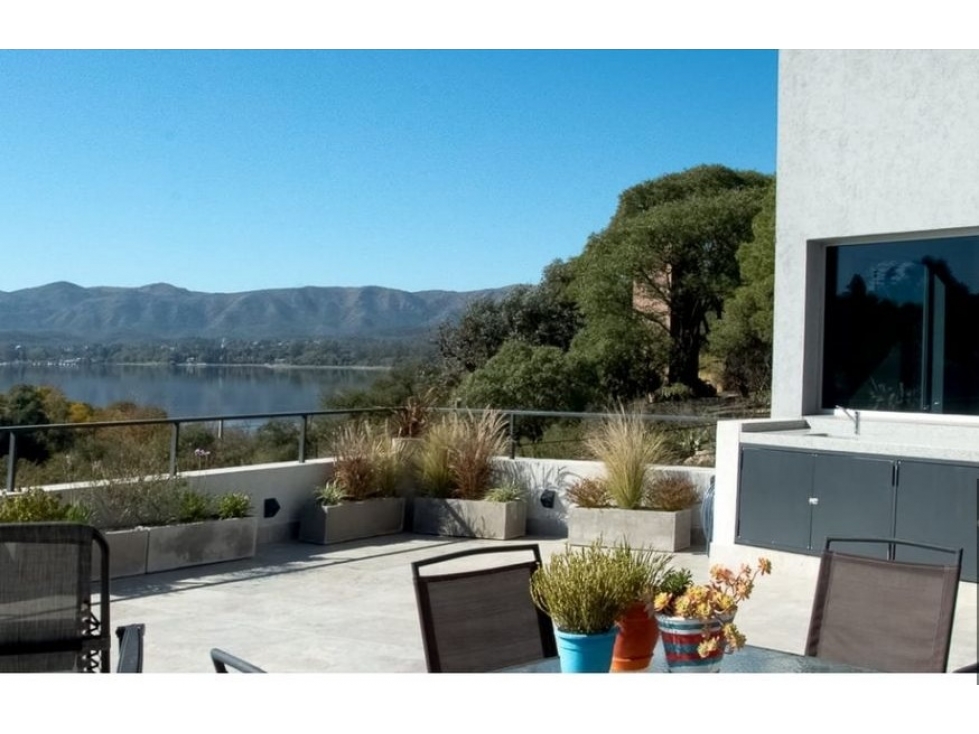 VENTA - Casa de categoria, 3 dormitorios. Villa Del Lago, Carlos Paz
