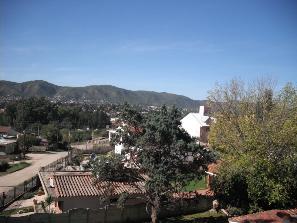 CASA + DEPTO EN BARRIO LA QUINTA, A POCAS CUADRAS DEL CENTRO — foto 2