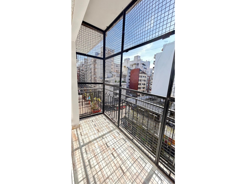 VENTA DEPTO. 2 AMB CON DEP. BALCON A LA CALLE Y COCHERA FIJA — foto 4