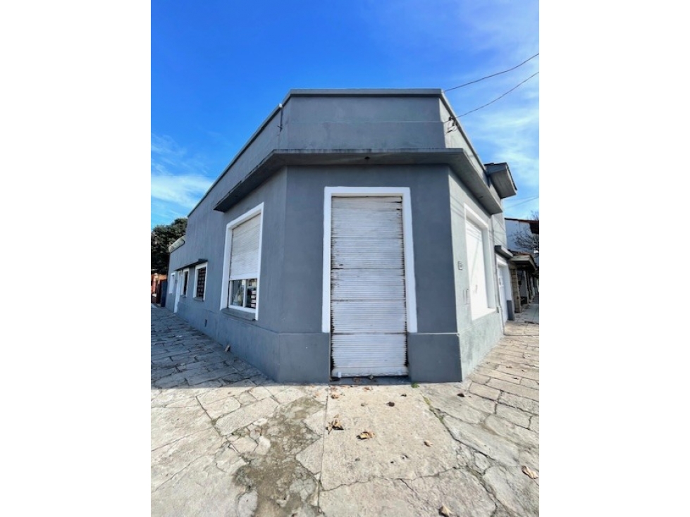 VENTA IMPORTANTE ESQUINA-CASA 3 AMB. MAS LOCAL COMERCIAL