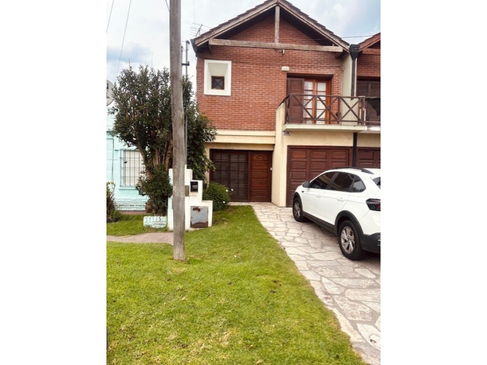 VENTA DUPLEX 4 AMB. C/ GARAGE, PATIO Y PARRILLA.