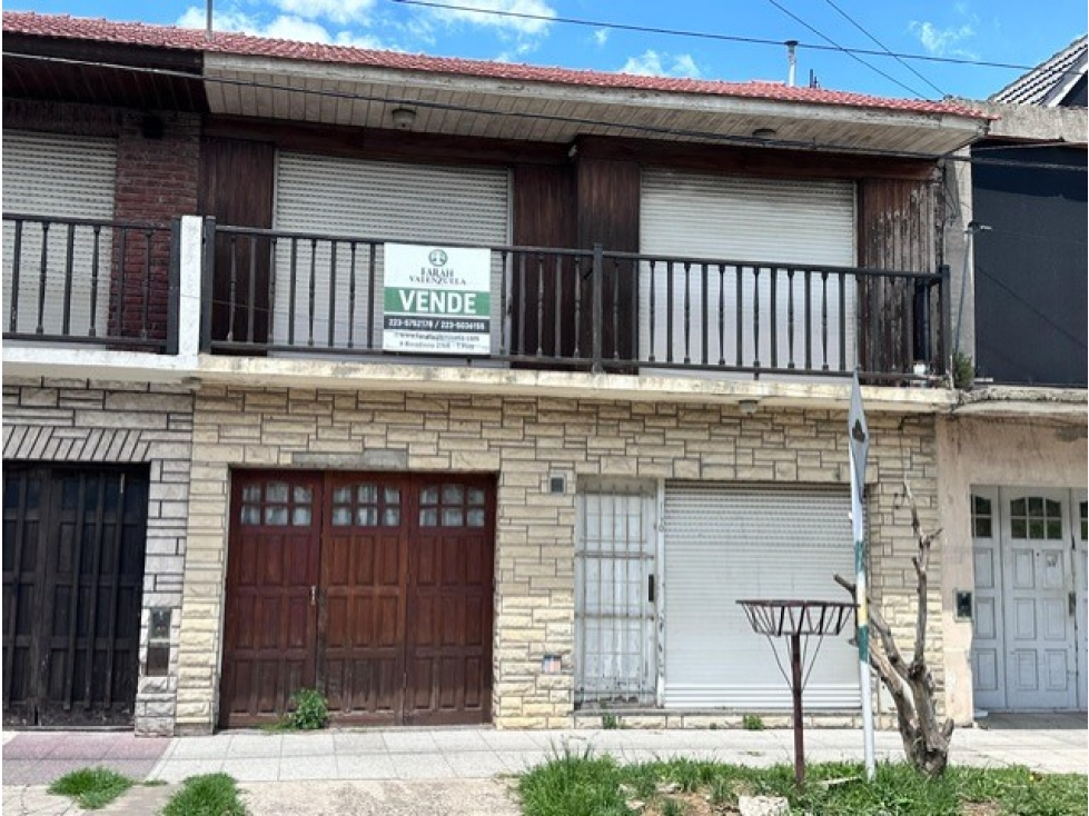 VENTA CASA EN PH DE 4 AMB. C/ GARAGE, QUINCHO Y PARQUE. A RECICLAR - 1