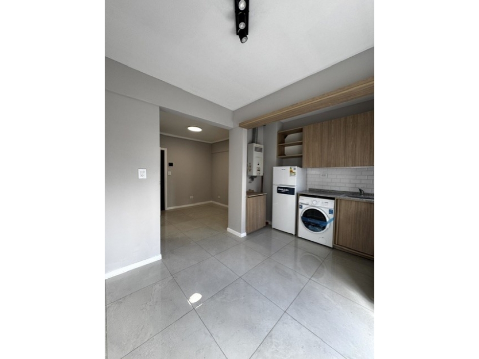 VENTA DEPTO.1 AMB.RECICLADO. A LA CALLE CON BALCON.CENTRO - 1