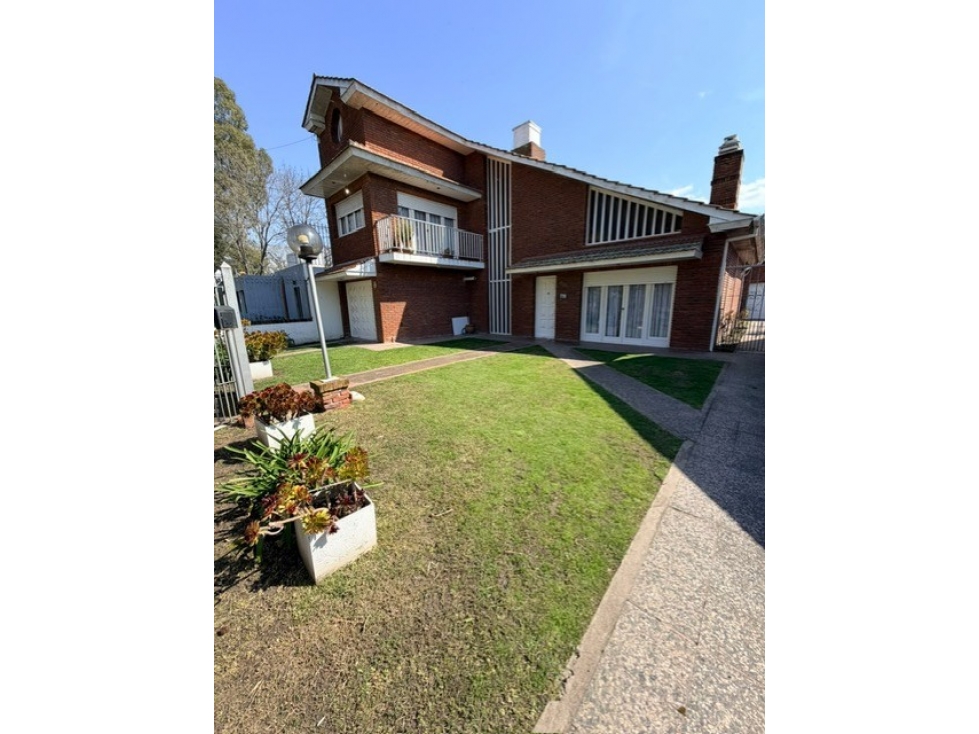 VENTA CASA 6 AMB. C/ GRAN PARQUE, QUINCHO Y GARAGE. LOPEZ DE GOMARA