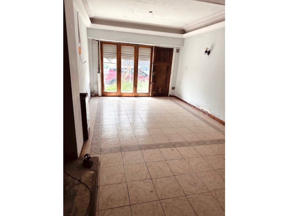 VENTA CASA EN PH DE 4 AMB. C/ GARAGE, QUINCHO Y PARQUE. A RECICLAR - 2