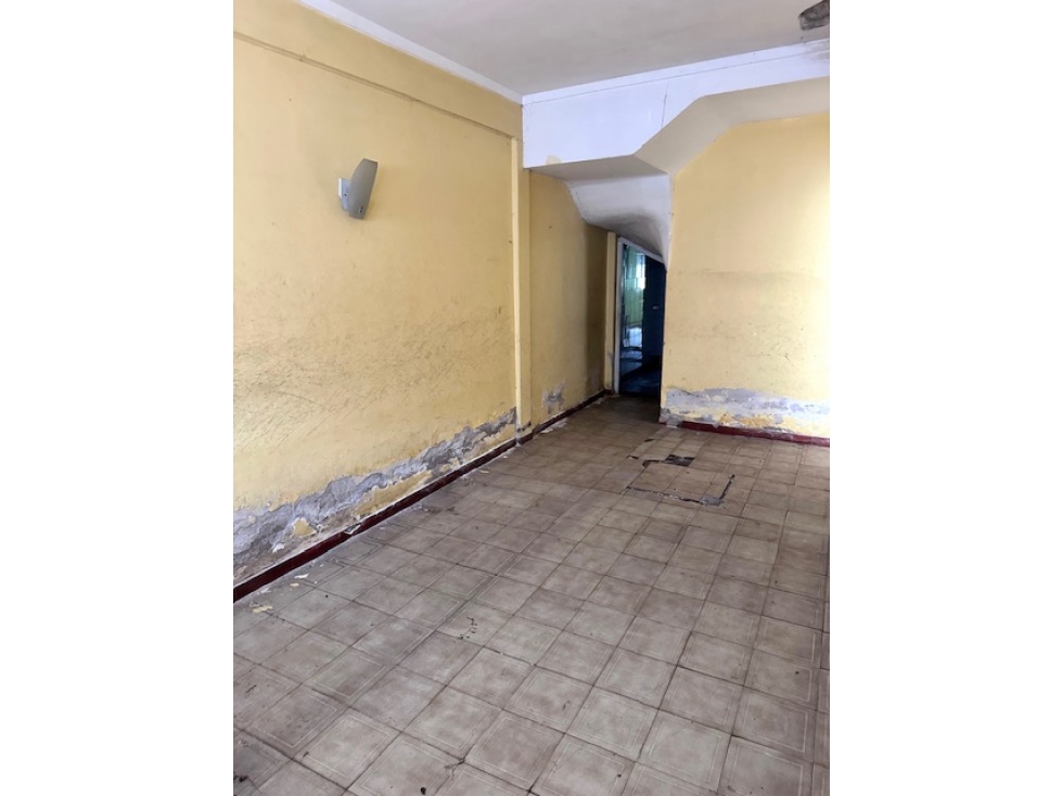 VENTA CASA EN PH DE 4 AMB. C/ GARAGE, QUINCHO Y PARQUE. A RECICLAR - 4