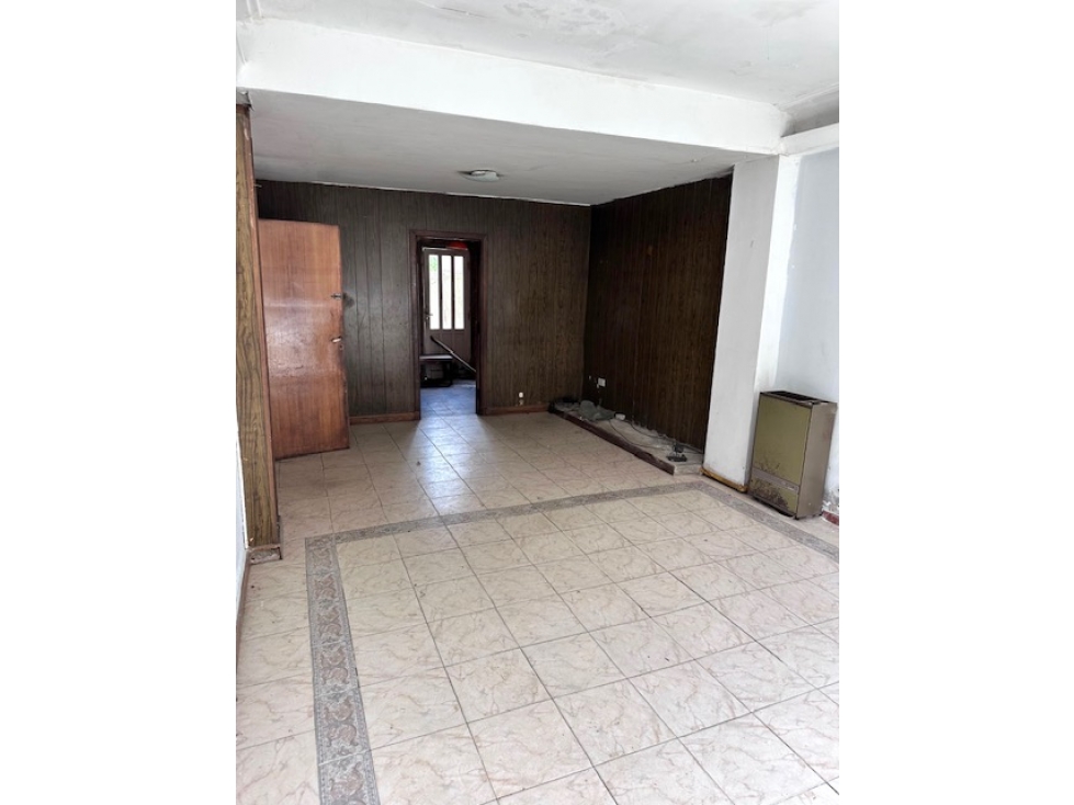 VENTA CASA EN PH DE 4 AMB. C/ GARAGE, QUINCHO Y PARQUE. A RECICLAR - 3