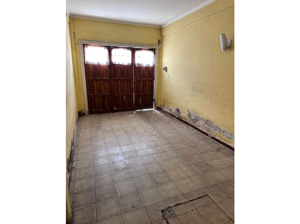 VENTA CASA EN PH DE 4 AMB. C/ GARAGE, QUINCHO Y PARQUE. A RECICLAR - 5