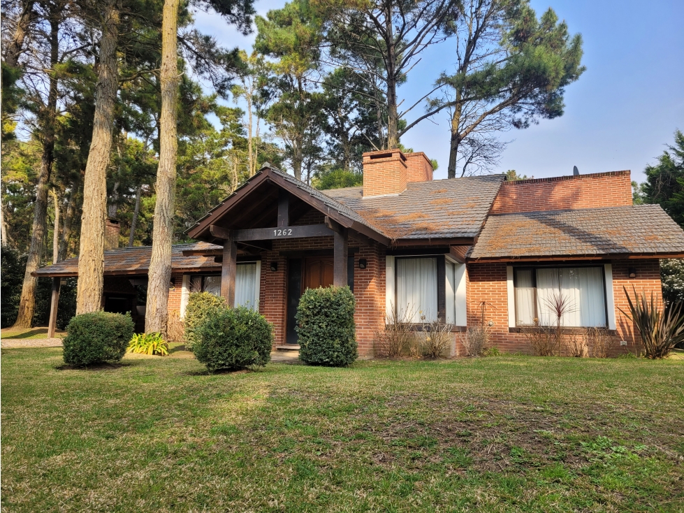 Casa en Venta - Zona Alamos - Calidad edilicia - Cercana al Golf — foto 2