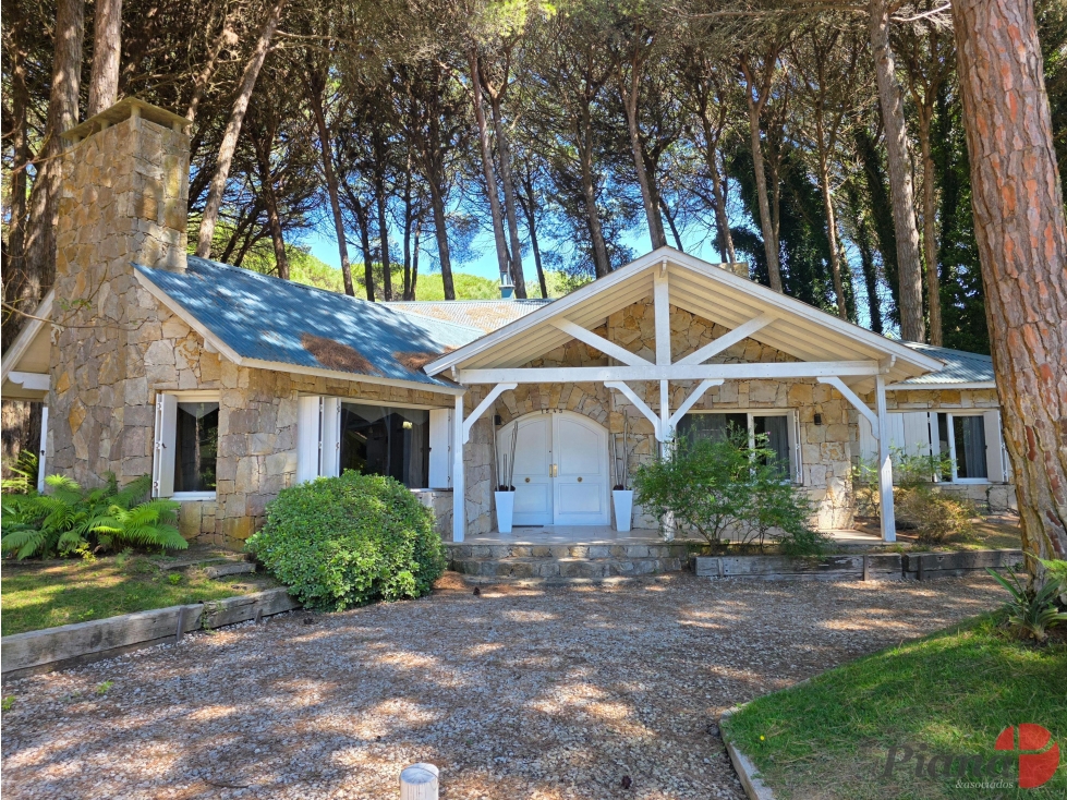 Casa en Venta - Carilo - Inmersa en el Bosque - 1.599 m² de terreno