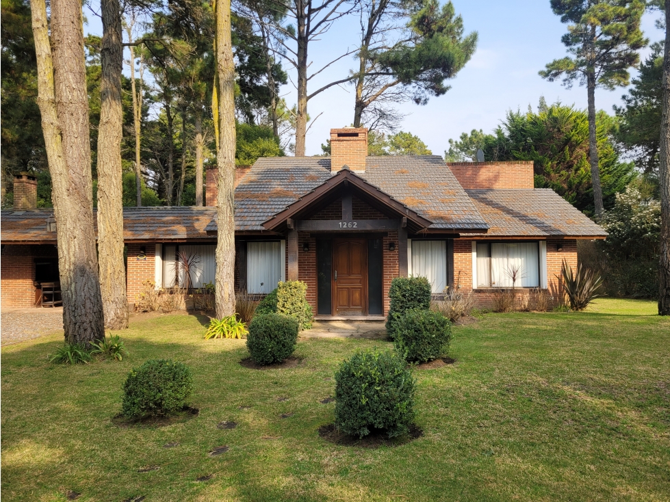Casa en Venta - Zona Alamos - Calidad edilicia - Cercana al Golf