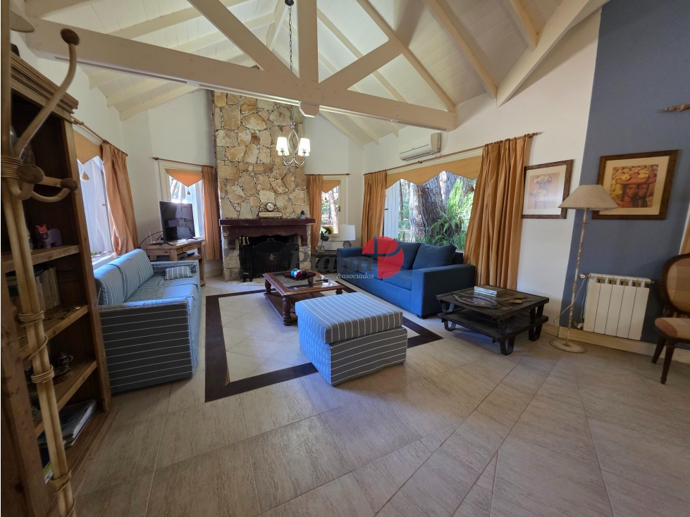 Casa en Venta - Carilo - Inmersa en el Bosque - 1.599 m² de terreno — foto 3