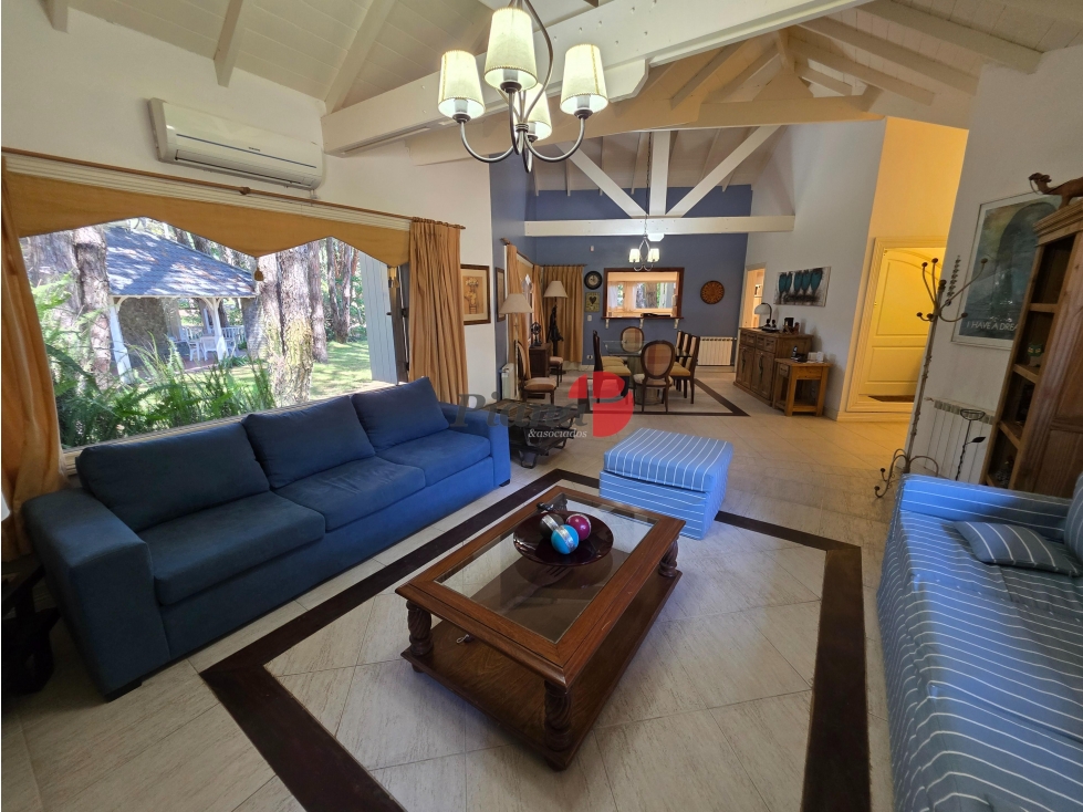Casa en Venta - Carilo - Inmersa en el Bosque - 1.599 m² de terreno — foto 4